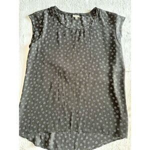 Black and white cap sleeve women’s blouse size large ￼